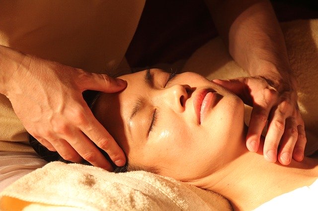 recevoir un massage ayurvédique pour se détendre