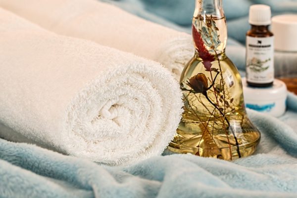 Lire la suite à propos de l’article Les bienfaits des huiles essentielles en massage bien-être